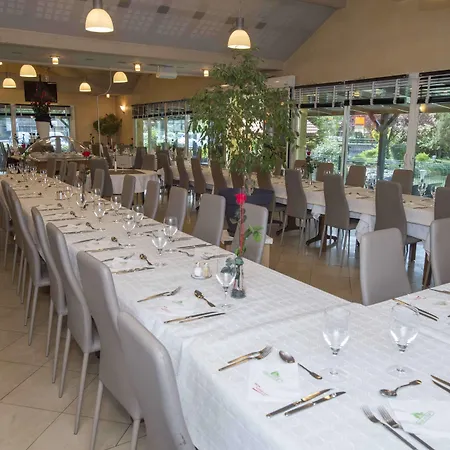 Aster Restaurant Aux Arcades ホテル