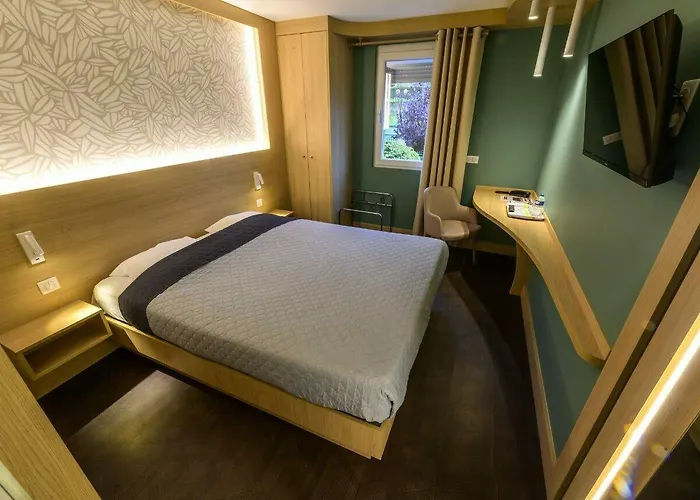 Aster Restaurant Aux Arcades 酒店 布里埃